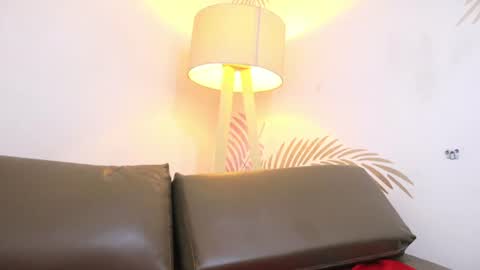 Lily Lauren online show from August 4, 1:52 pm