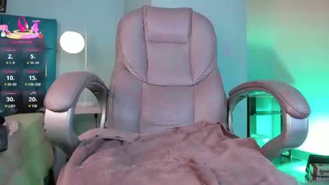 lilyred_ online show from August 11, 6:37 am