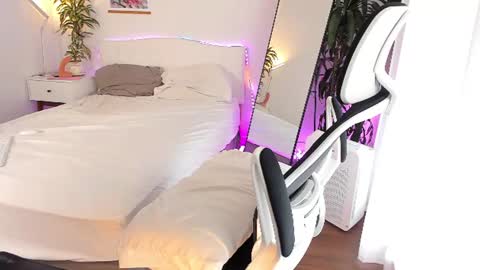 Lily Reina online show from July 28, 6:47 pm