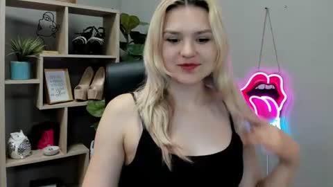 Lily online show from August 14, 7:01 am