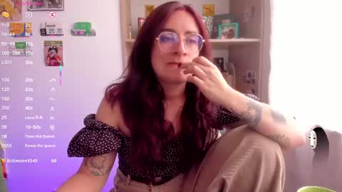 Giggles  online show from August 4, 4:48 pm