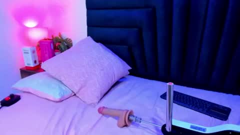 lisa white  online show from August 12, 2:03 am