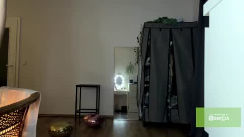lisasmall online show from August 1, 1:11 am