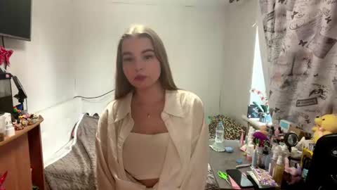 Mia online show from August 31, 1:01 pm