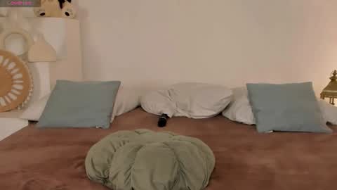 little_clare_ online show from August 9, 1:17 am