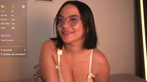littlefreckles_ online show from August 9, 11:28 pm