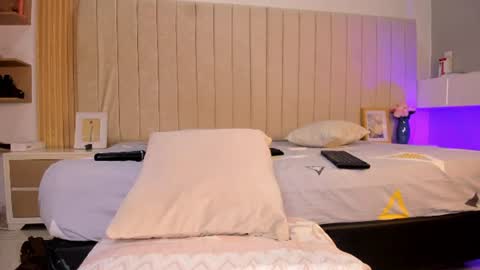 littleoliviia_ online show from August 12, 5:26 pm