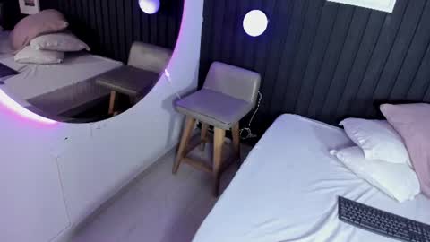 liz_98_ online show from August 11, 1:46 pm