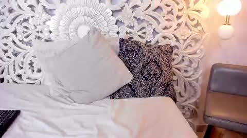 liz_98_ online show from August 12, 2:52 pm