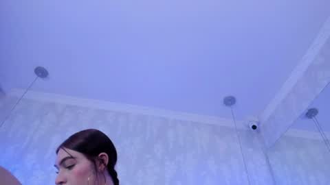 LIZ LUNNA online show from August 1, 9:10 pm
