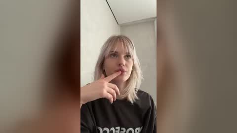 Lizzy online show from August 13, 7:11 am
