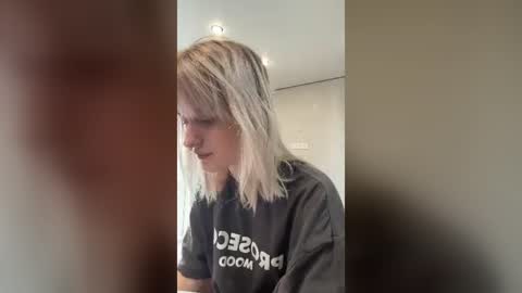 Lizzy online show from August 13, 8:17 am