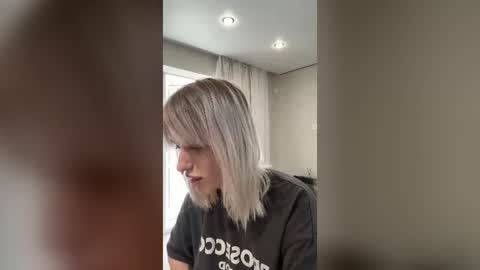 Lizzy online show from August 13, 9:23 am