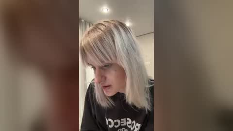 Lizzy online show from August 13, 2:31 pm