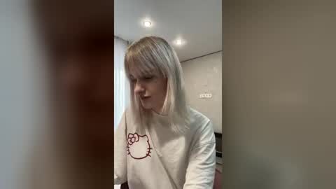 Lizzy online show from August 14, 10:08 am