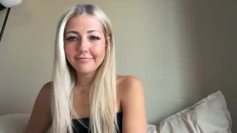 lizzy2bizzy online show from June 18, 8:20 pm