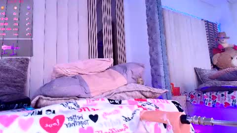 lizzyponcee online show from August 14, 12:25 am