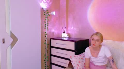 llovelymia online show from July 27, 8:42 am