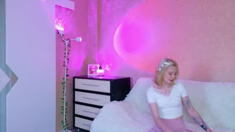 llovelymia online show from August 9, 4:02 am