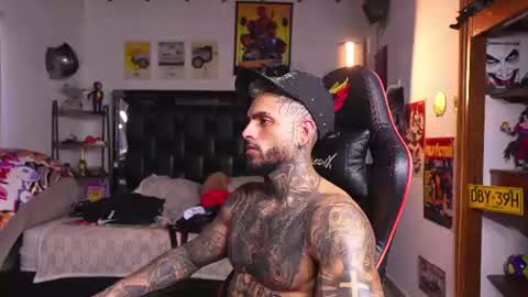 logan_hugh8 online show from August 2, 8:49 pm