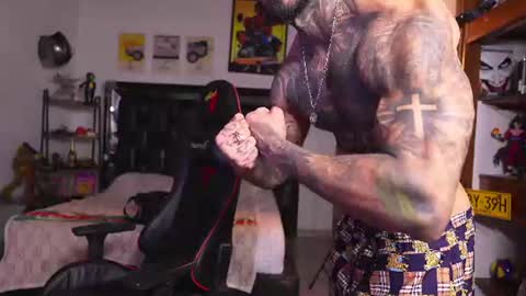 logan_hugh8 online show from August 4, 5:04 am