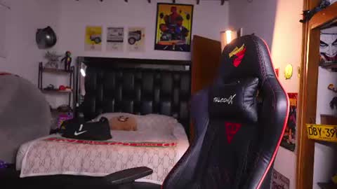 logan_hugh8 online show from August 11, 2:35 am