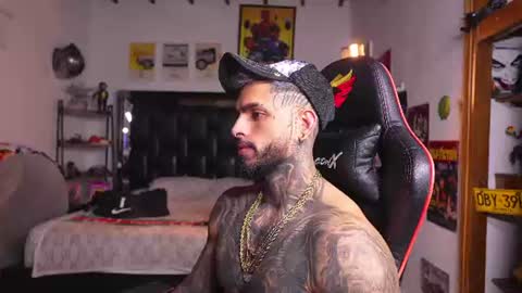 logan_hugh8 online show from August 13, 4:04 am