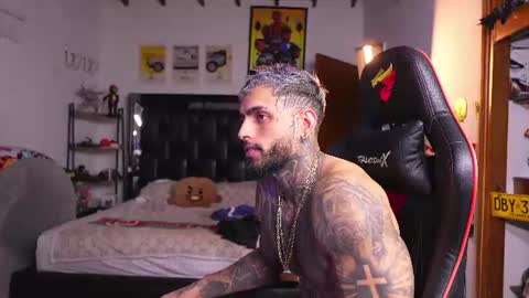 logan_hugh8 online show from August 17, 1:10 am