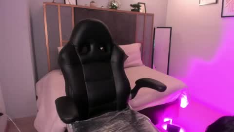 Lola online show from August 6, 1:32 pm
