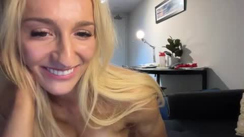 Lola online show from August 12, 11:01 am