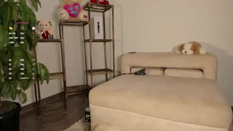 Lola online show from August 9, 5:03 pm