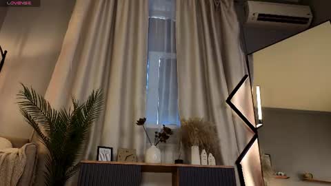 Lola online show from August 10, 11:33 am