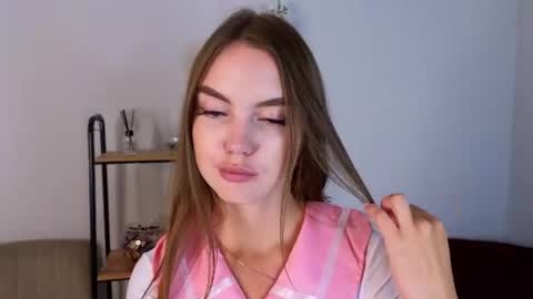 londynjohnston online show from September 3, 3:48 pm