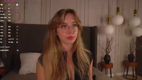 Loraine online show from August 15, 1:31 am