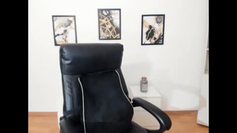 Lory online show from May 31, 4:31 pm