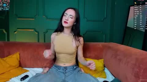 lovely_lo online show from August 6, 5:56 pm