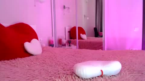 lovelybird69 online show from August 14, 7:06 pm