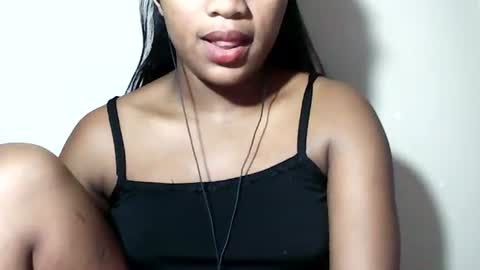 lovelylarra online show from August 12, 8:33 pm