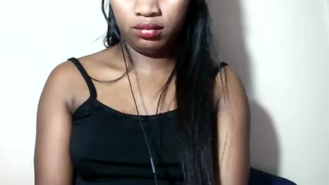 lovelylarra online show from August 12, 9:39 pm