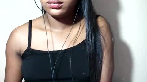 lovelylarra online show from August 12, 11:51 pm