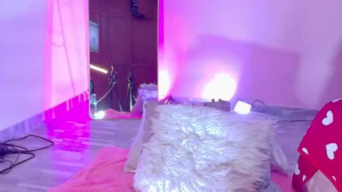 lovequeen02 online show from August 12, 3:25 pm