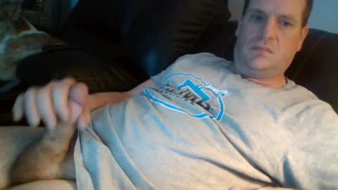 lovetocum37 online show from April 2, 3:25 am