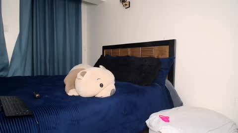 loyalcutie online show from July 25, 7:45 am