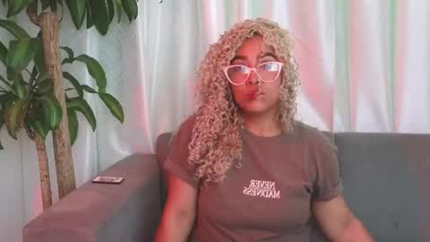 luana_curly online show from April 20, 7:52 pm