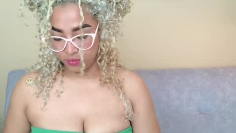 luana_curly online show from April 22, 7:17 pm