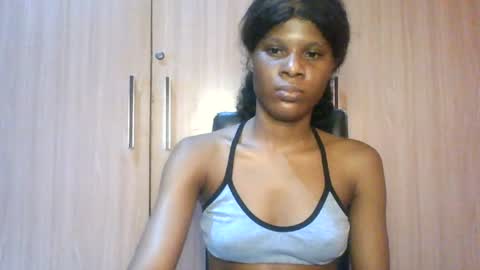 luckymadequeen online show from August 7, 5:29 am