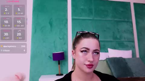 Lucy Lexton online show from August 11, 9:33 am