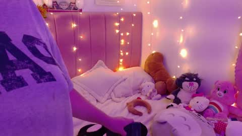 lucy independent model online show from April 25, 5:02 am