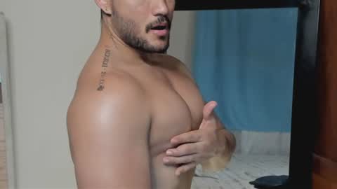 luis_baptista online show from July 18, 4:35 am