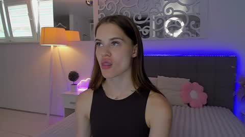 LuisaClover online show from August 7, 1:33 pm